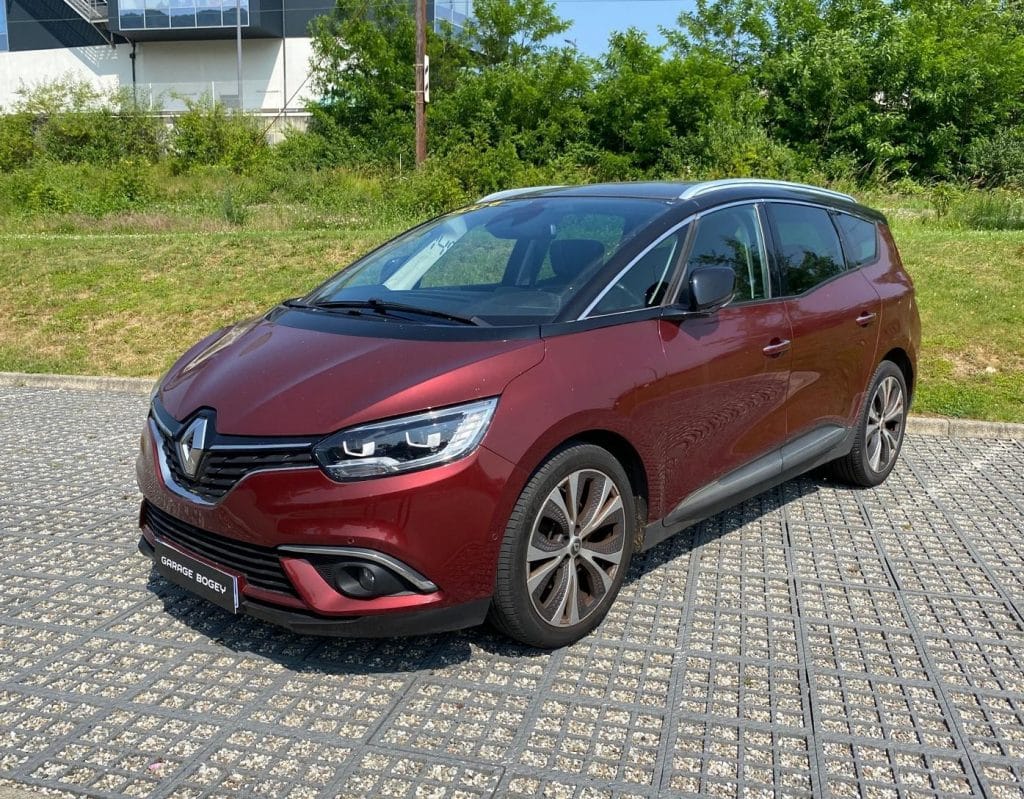 Renault Nouveau Grand Scénic IV Intens Energy TCe 130 Rouge Carmin / Toit noir, vue avant 3/4 en extérieur
