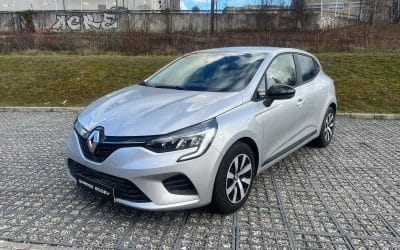 Renault Clio V Equilibre TCe 90 gris platine, vue avant 3/4 en extérieur