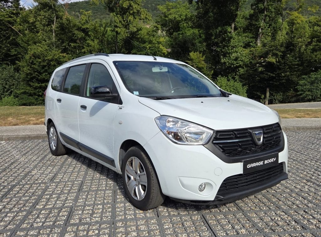 Dacia Lodgy SCe 100 7 places Silver Line de couleur blanc en vue avant 3/4 en extérieur