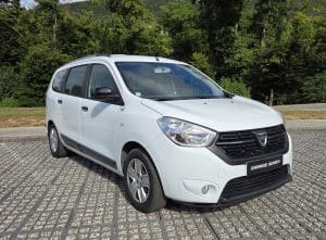 Dacia Lodgy SCe 100 7 places Silver Line de couleur blanc en vue avant 3/4 en extérieur