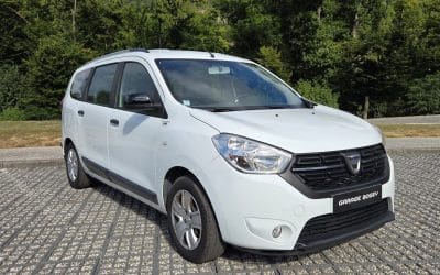 Dacia Lodgy SCe 100 7 places Silver Line de couleur blanc en vue avant 3/4 en extérieur